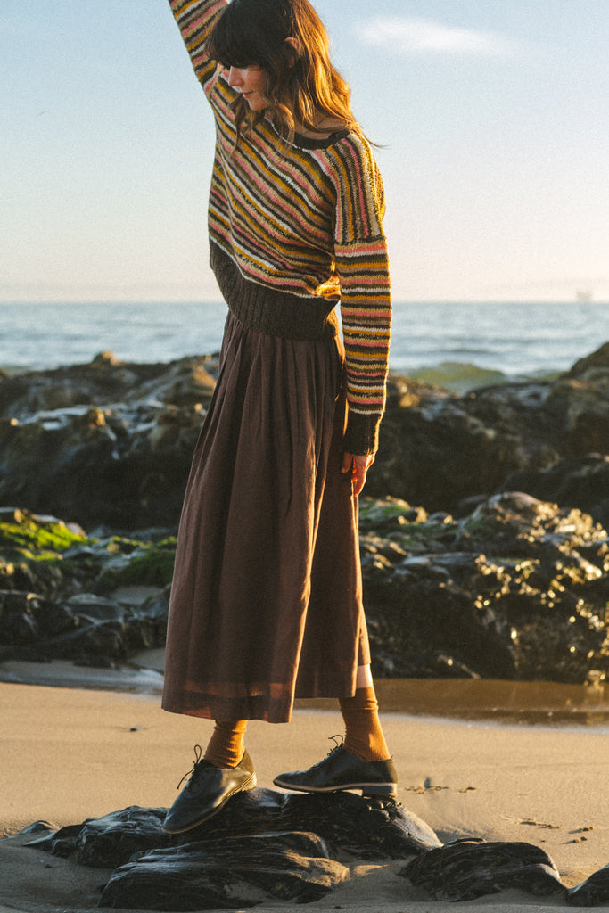 The Chocolate Brown Pull-On Skirt blends comfort and elegance. Made from handwoven cotton, it features a mid-rise elasticated waistband and a mid-calf length for a relaxed yet polished look