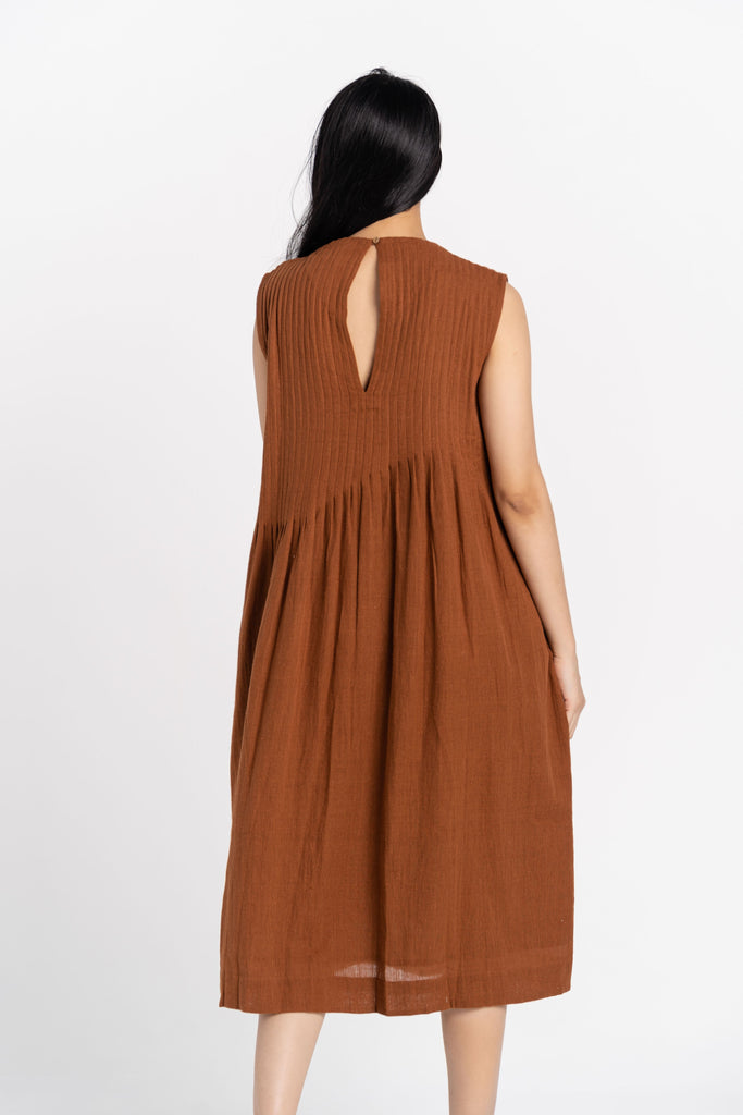 Bombay brown pleated organic cotton dress, good sustainable clothing brands, high quality sustainable clothing, organic dress pants, organic pants, best cotton clothes, cotton cloth shop, green cotton women's clothing, white cotton clothes women, minimalist clothing list, minimalist clothing stores